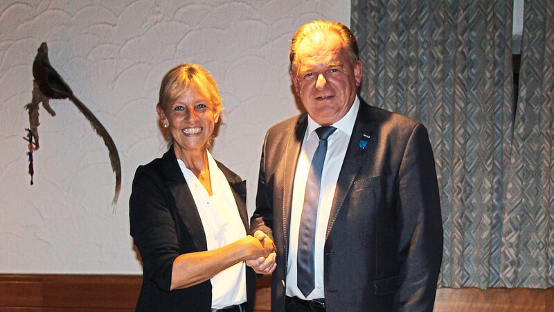 Wahlleiter Christian Nerb aus Saal gratulierte Marion Schwenzl zur Nominierung als Bürgermeisterkandidatin der Liste Gemeindewohl und Freie Wähler in Wildenberg.