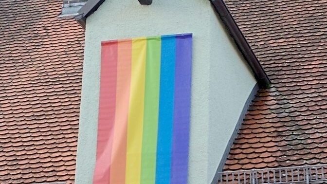 Zeichen für Toleranz: Ein Gasthaus zeigt Flagge.