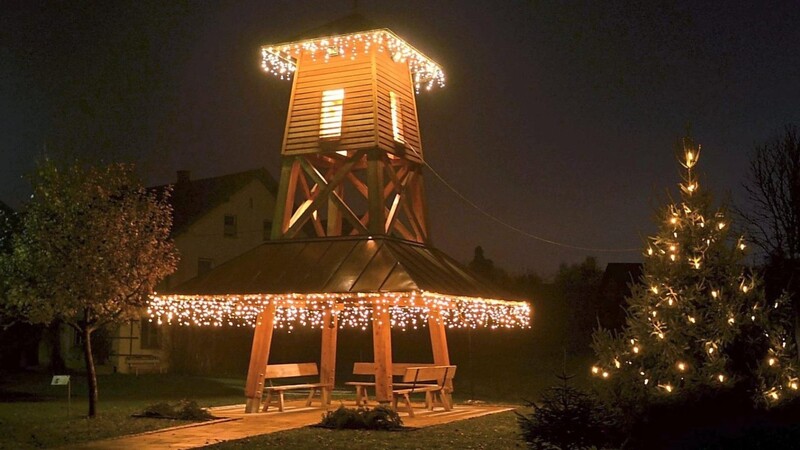 Der Glockenturm leuchtet morgens und abends.