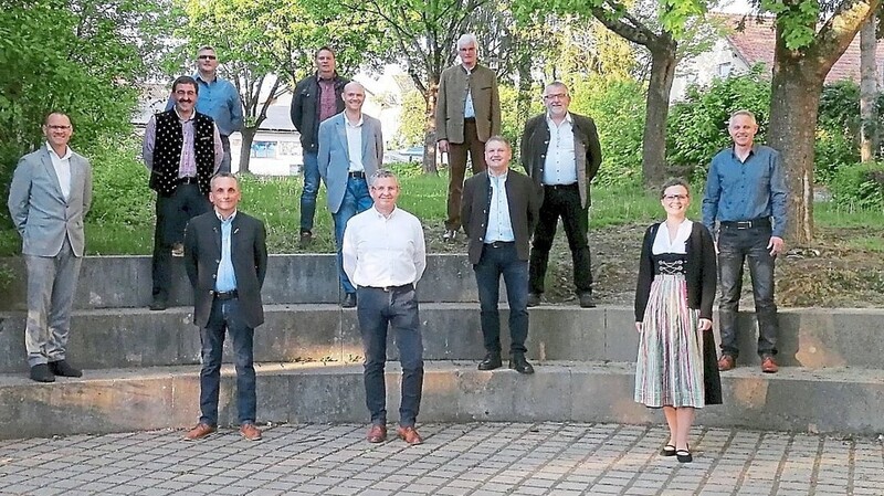 Der neue Gemeinderat um Bürgermeister Georg Edbauer (links).