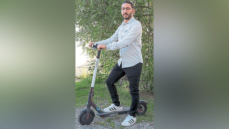 Jungunternehmer Mikail Öcal rechnet damit, dass die Roller in wenigen Tagen in Regensburg auf der Straße sind. Doch der unklare Rechtsrahmen macht ihm Probleme.