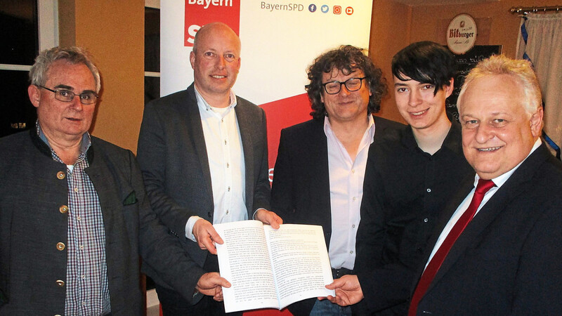 Michael Kapfhammer, Georg Wild und Alexander Tratzky überreichten Hans Seidl (l.) und Hans Wagner (r.) die neue Chronik des SPD-Ortsvereins.