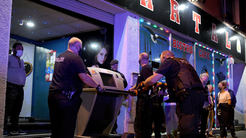 Polizisten beschlagnahmen in Essen während einer Großrazzia gegen Clankriminalität einen Spielautomaten.