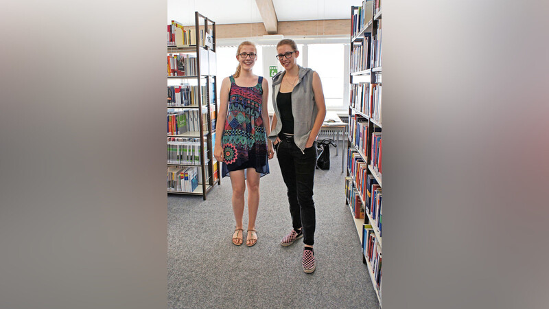 Sophie und Marina kommen in die Bibliothek, "weil's kühl ist", und weil die Bücher gleich zum Anfassen nah sind.