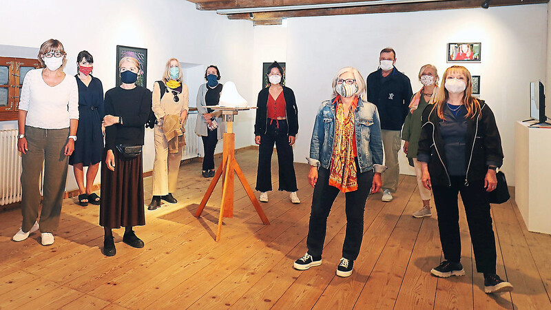 Drinnen herrscht Maskenpflicht: Franz Schneider (links) mit einem Teil der ausstellenden Künstlerinnen und Mitgliedern der Neuen Galerie