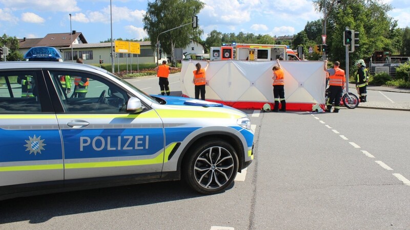 In Viechtach baute die Feuerwehr eine Sichtschutzwand auf. Zwei Motorradfahrer wurden schwer verletzt.