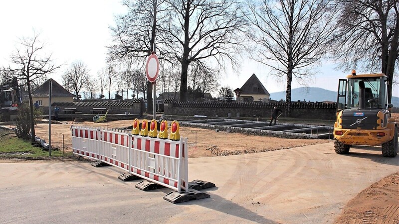 Auf dem Vorplatz des Friedhofs in Windischbergerdorf wird gebaggert und gewerkelt.