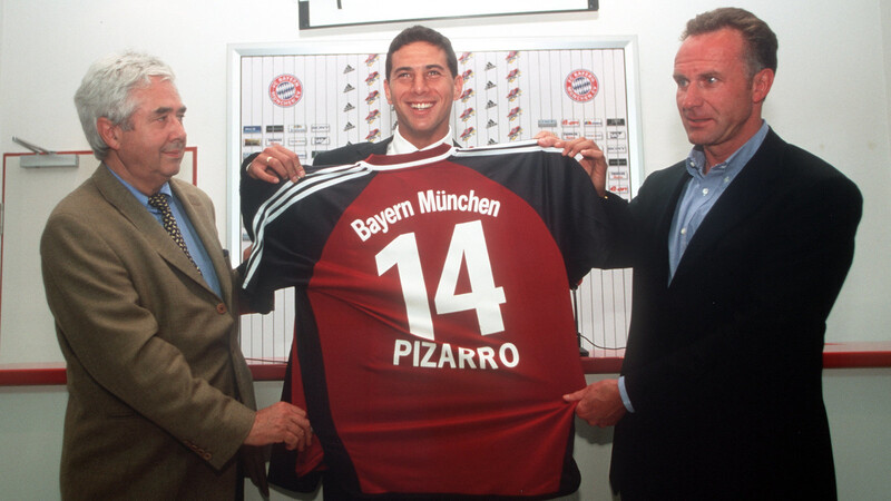7. Juni 2001: Claudio Pizarro (m.) mit dem damaligen Bayern-Präsidenten Prof. Dr. Fritz Scherer (l.) sowie Karl-Heinz Rummenigge.