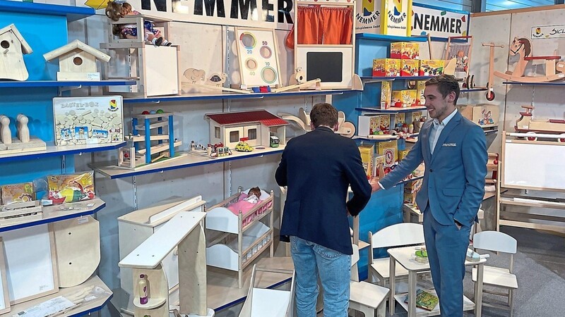 "Wir hatten am Stand gute Gespräche und konnten neue Kontakte knüpfen." Lucas Nemmer bei einem Kundengespräch bei der Spielwarenmesse in Nürnberg.