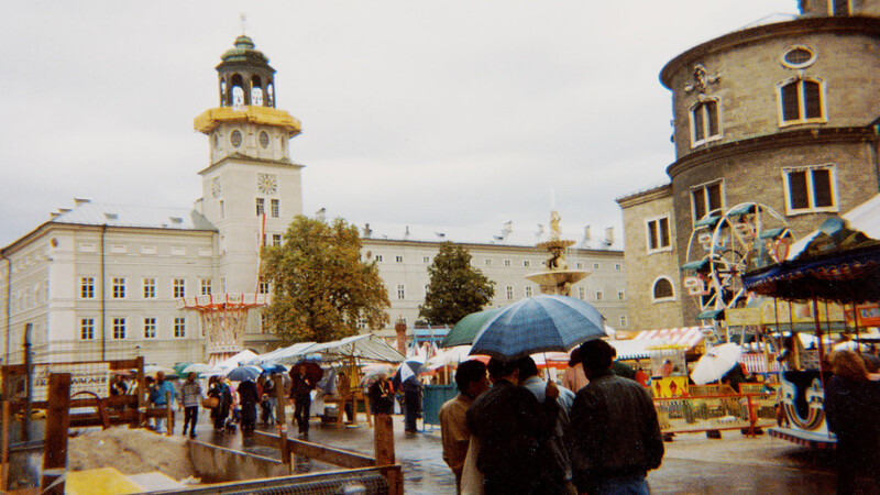 Im Jahr 1993 führte die Landkreis-Ausflugsfahrt nach Salzburg. Dort wurde die Reisegruppe vom Bürgermeister und der "Magistratskapelle" begrüßt. Das Bild ist am Platz vor dem Rathaus mit dem berühmten Glockenspiel entstanden.  Fotos: Manfred Bick