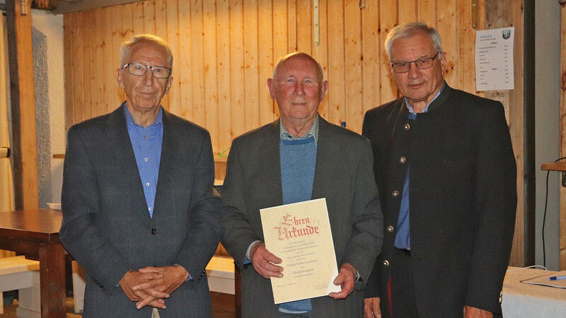 Georg Sallerstorfner wurde während der Hauptversammlung zum Ehrenmitglied des Vereins ernannt (von rechts): Martin Schuster, Georg Sallerstorfner und Alfons Zierer.