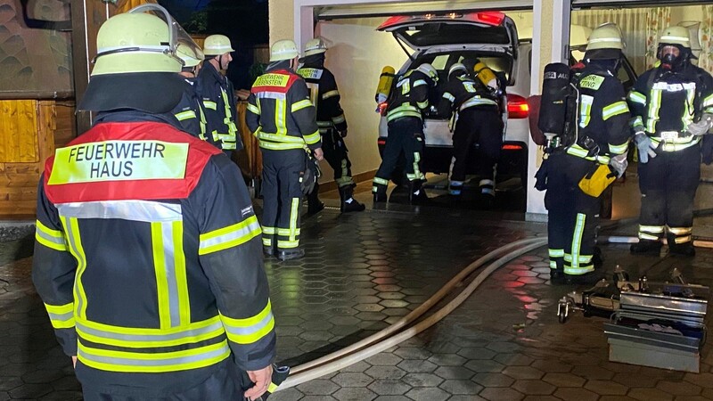 Im Bad Kötztinger Ortsteil Haus brannte am Freitagabend ein in einer Garage abgestellter BMW.