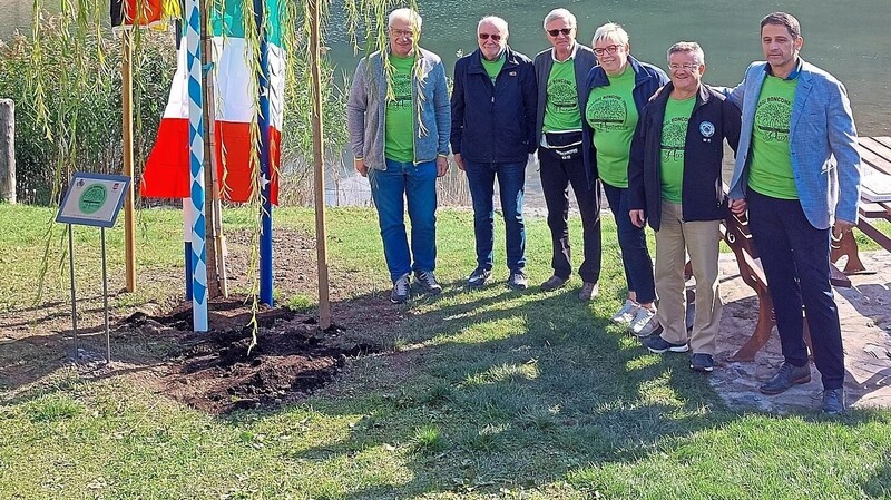 Pflanzten zum 3. Oktober einen Partnerschaftsbaum in Roncone: Bürgermeister Franco Bazzoli und Vorsitzender Werner Harteis (v. r.) mit Altbürgermeistern und Freundschafts-Komitee-Vorsitzender Agnese Piolini.