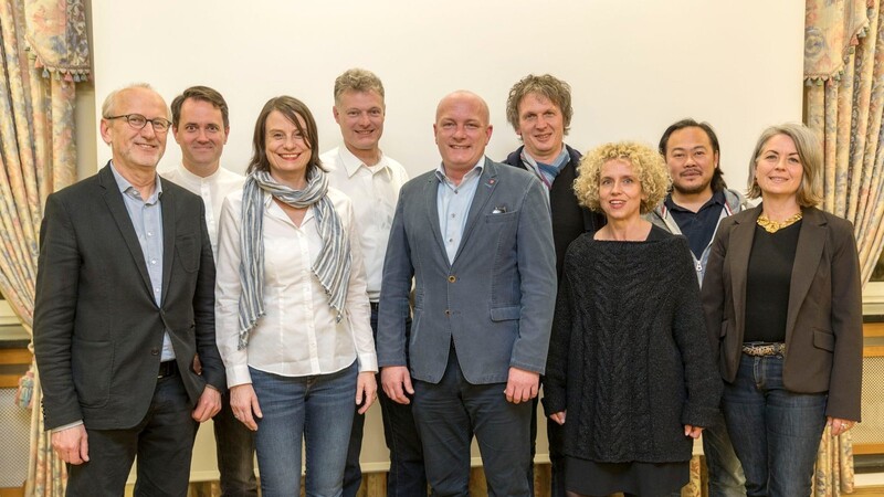 Die Vorstandsmitglieder des neuen Vereins "Brücke - Ideen verbinden Menschen" mit dem Vorsitzenden, dem suspendierten OB Joachim Wolbergs.