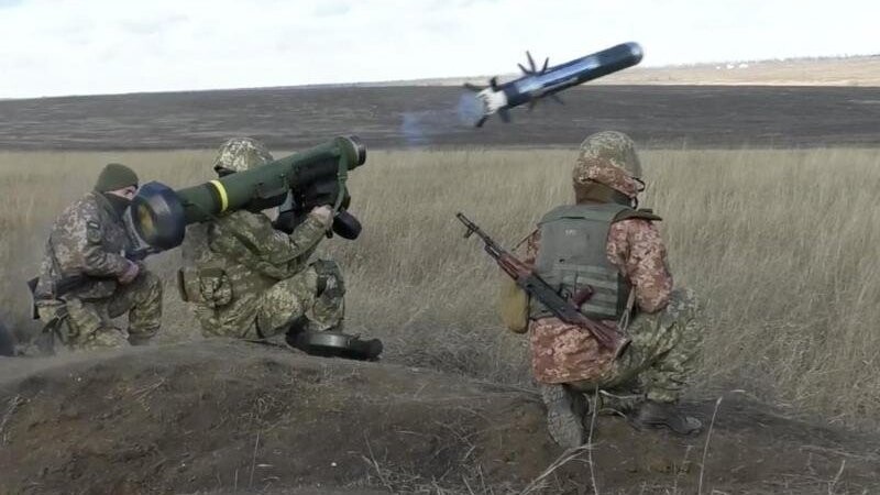 Dieses vom Pressedienst des ukrainischen Verteidigungsministerium veröffentlichte Foto zeigt ukrainische Soldaten, die während einer Militärübung eine Javelin-Rakete abfeuern.