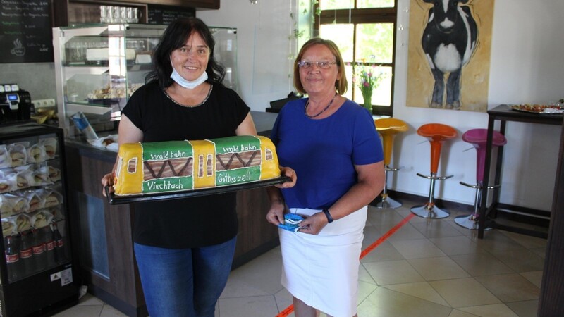Zur Einweihung gab's einen Waldbahn-Kuchen: Café-Betreiberin Ingrid Altmann (li.) und Rita Bergbauer von der Länderbahn.