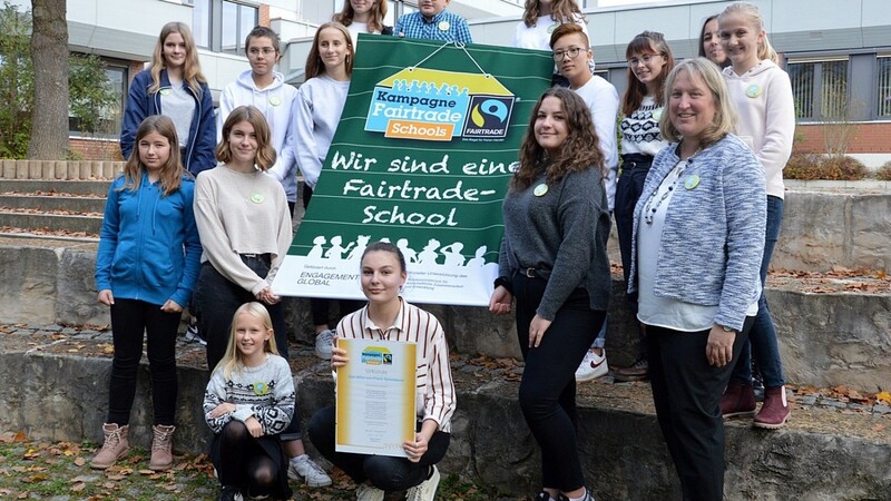 Die Fairtrade-Gruppe des Karl-Ritter-von-Frisch-Gymnasiums mit Leiterin Anja Hauck.