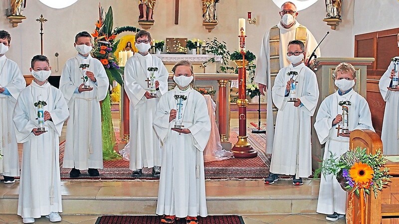 Die acht Erstkommunionkinder der Wallfahrtskuratie Heilbrunn mit Pfarrer Christof Müller.