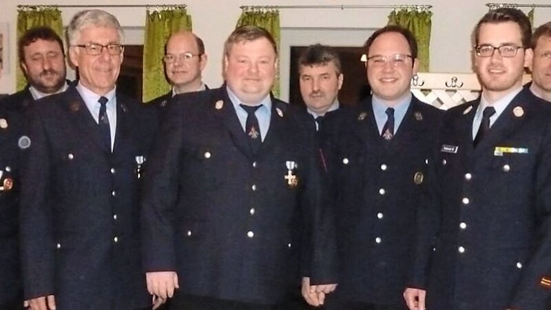 Kreisbrandmeister Michael Bachmeier (3.v.r.), dritter Bürgermeister Hans-Peter Deifel (4.v.r.) und die Vorstandschaft mit den geehrten Mitgliedern der Feuerwehr Neuhausen.