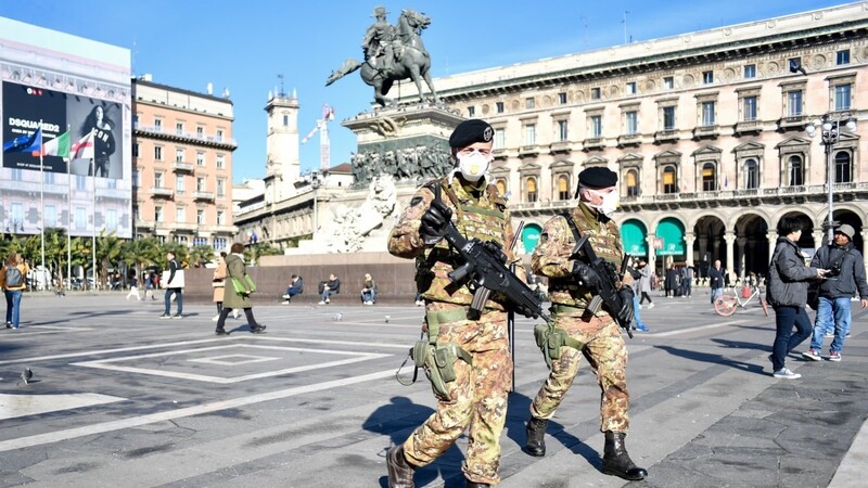 Uniformierte statt Touristen: Soldaten tragen Mundschutz und patrouillieren über den Domplatz (Piazza del Duomo) in Mailand. Das Virus hat auch Auswirkungen auf die Wirtschaft.
