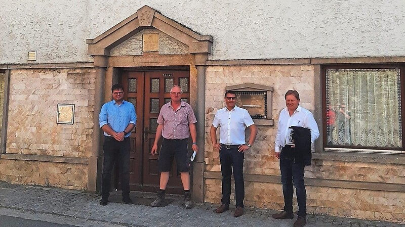 Beim Ortstermin: Frank Langguth vom ALE, Helmut Müller, Erik Bergner ALE und Bürgermeister Wolfgang Daschner vor dem Landgasthof an der Staatsstraße in Gleißenberg (von links)