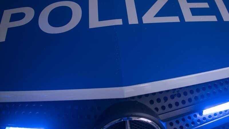 Der Schriftzug "Polizei" ist auf einem Streifenwagen zu sehen. Foto: Jens Büttner/dpa-Zentralbild/ZB/Symbolbild