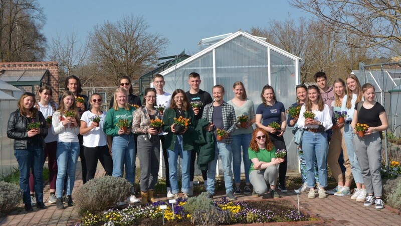 Studierende bieten Gartenbesitzern fachkundige Unterstützung bei der Gartenarbeit an.