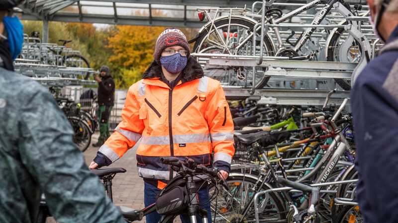 Mobilitätsmanager Dominik Fuchs erläuterte Umfang und Akzeptanz der neuen Bike+Ride-Anlage am Bahnhof.
