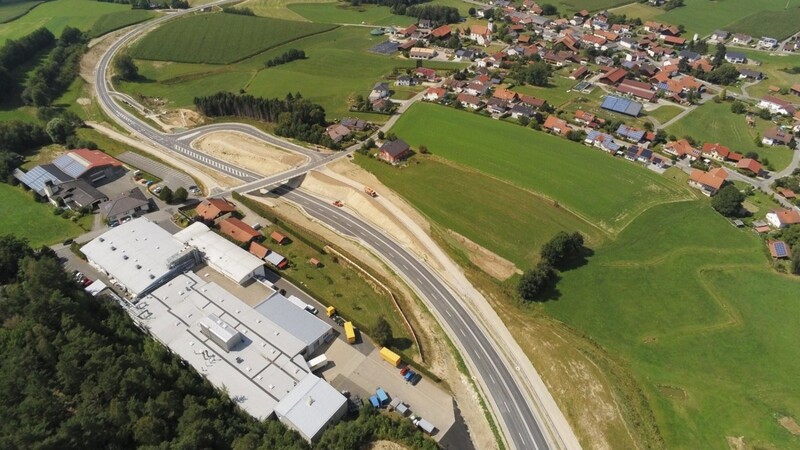 Blick auf die Ortschaft Lederdorn und die neue Umgehung, im Vordergrund die Firma Uvex. Am 2. September findet die feierliche Verkehrsfreigabe statt, nachmittags rollt der Verkehr erstmals über die zwölf Millionen Euro teure Umfahrung.