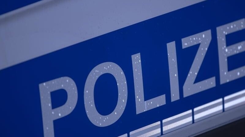 Der reflektierende Schriftzug "Polizei" ist auf einem Streifenwagen zu sehen. Foto: Jens Büttner/dpa-Zentralbild/ZB/Symbolbild