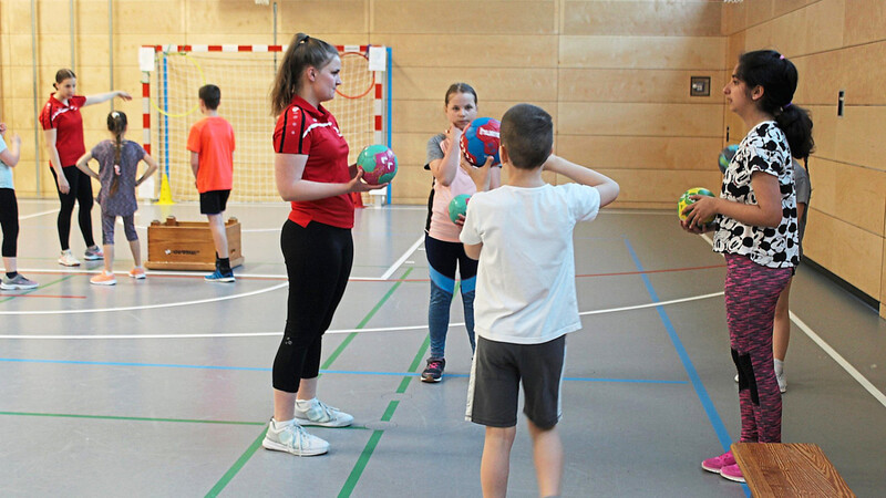 Stephan von Werther kam mit den Trainerinnen aus Schierling in die Schule. Sie verstanden es bestens, die Mallersdorf-Pfaffenberger Schulkinder für den Handballsport zu motivieren.
