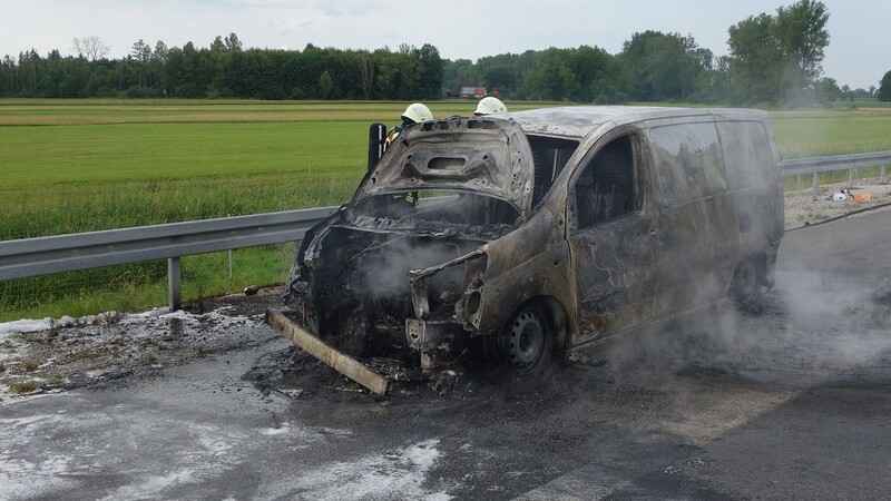 Auf der A92 ist am Sonntagabend ein Fahrzeug in Flammen aufgegangen.