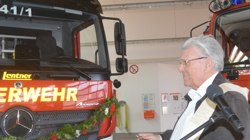 Pfarrer Heinz Prechtl segnete das neue Löschfahrzeug und bat um Unfallfreiheit.