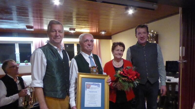 Sepp Obermeier (Zweiter von links) mit seiner Frau Helma, rechts 2. Bürgermeister Martin Schwarzer, links der neue "Kini" Manfred Sussbauer.