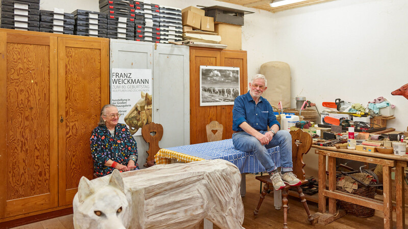 Franz und Ursula Weickmann im Arbeitsbereich des Künstlers. Im Hintergrund das Plakat zur Landshuter Ausstellung anlässlich seines 80. Geburtstags.
