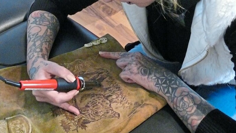 Tattoo-Künstlerin Tine Hirt bei der Arbeit.
