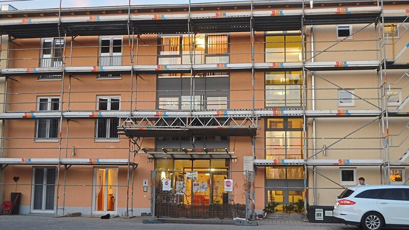 Wegen der Dachreparaturen ist das Seniorenheim in der Bahnhofstraße seit Wochen eingerüstet.