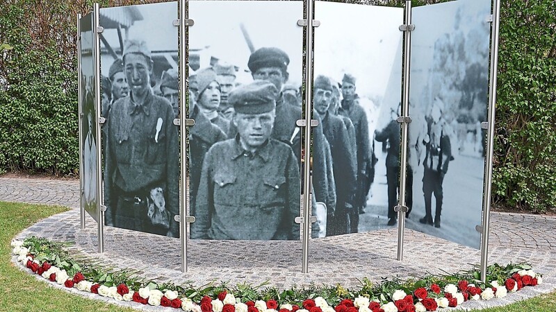 Die vom Stalag-Verein gestaltete Infotafel am Stalag-Gedenkplatz mit Informationen auf der einen, einem Foto sowjetischer Kriegsgefangener auf der anderen Seite.