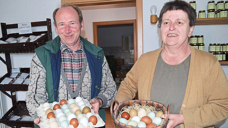 Naturbunte Eier legen die Hühner auf dem Maxnhof. Biobauer Erwin Betzenbichler und seine Partnerin Elke Degel freuts.