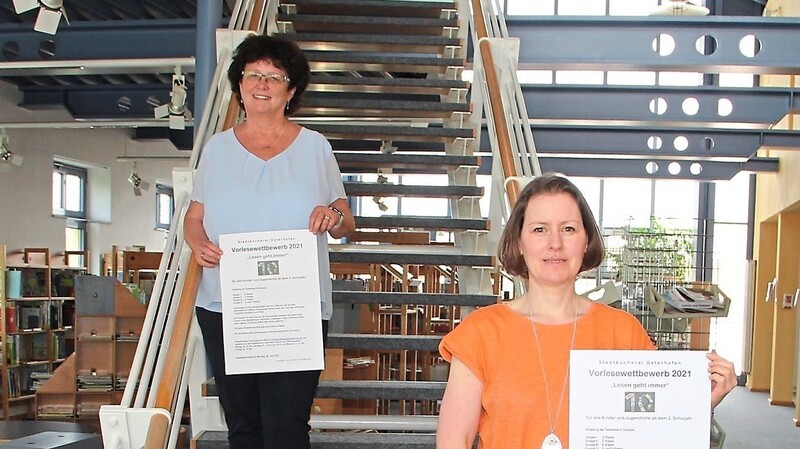 Bürgermeisterin Liane Sedlmeier und Bücherei-Leiterin Angie Pfligl hoffen auf viele Teilnehmer.