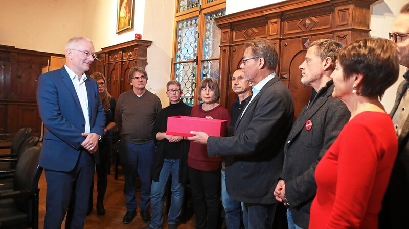 Intendant Stefan Tilch und seine Begleiter übergaben gestern die Unterschriftenlisten an Oberbürgermeister Alexander Putz (links).