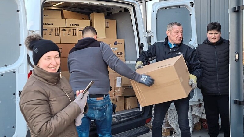 Beim Ausladen packten Moosburger und ukrainische Helfer mit an.