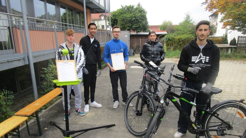 Zweiradmechaniker Timur Atalay überprüft mit Schülern der Praxisklasse die Fahrräder der Altdorfer Mittelschüler.