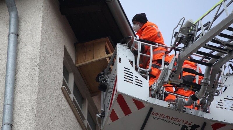 Von der Drehleiter aus wurde der Falkenkasten von den Bauhofmitarbeitern unter dem Dach montiert.