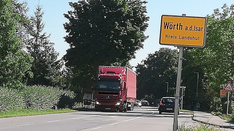 1069 Lastwagen sind täglich auf der Landshuter Straße in Wörth unterwegs.  Foto: bot