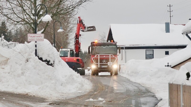 Nach der Schneewalze: Aufräumarbeiten in Greising.