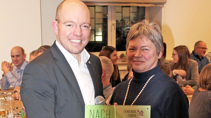 Aus der Hand von Bürgermeister Andreas Horsche erhielt Irmgard Ausmann den Nachhaltigkeitspreis der Gemeinde, dotiert mit einem Geldbetrag.