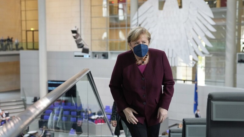 Angela Merkel nimmt zur konstituierenden Sitzung des Bundestags auf der Besuchertribüne Platz.