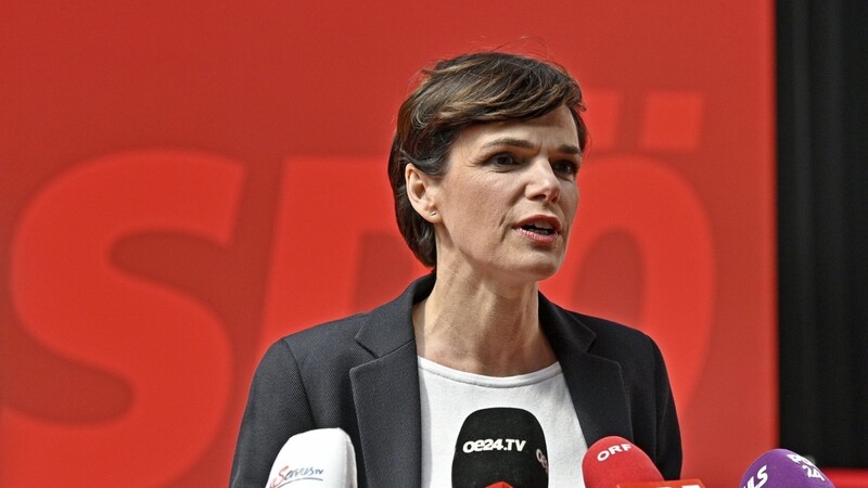 SPÖ-Chefin Pamela Rendi-Wagner kann aufatmen und bleibt im Amt - fürs Erste.