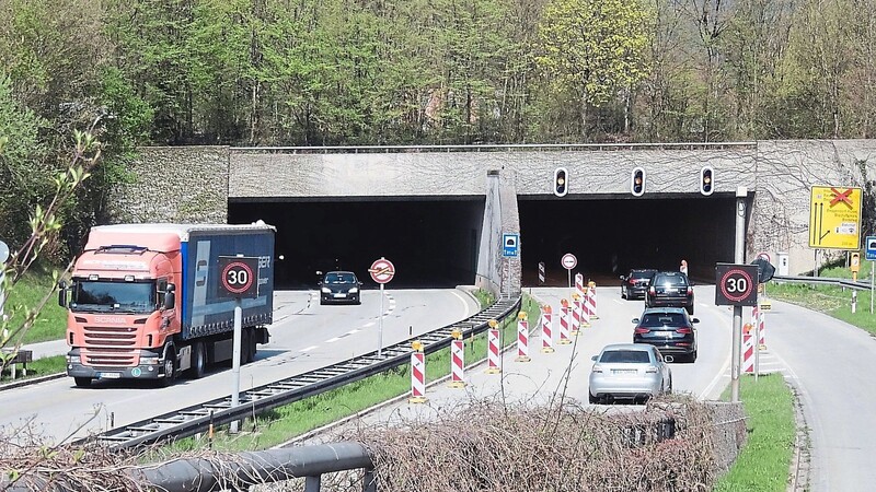 Nur bedingt freie Fahrt: Die Deggendorfer B 11-Tunnel werden wegen Wartungsarbeiten von Montag bis Donnerstag teilweise gesperrt.